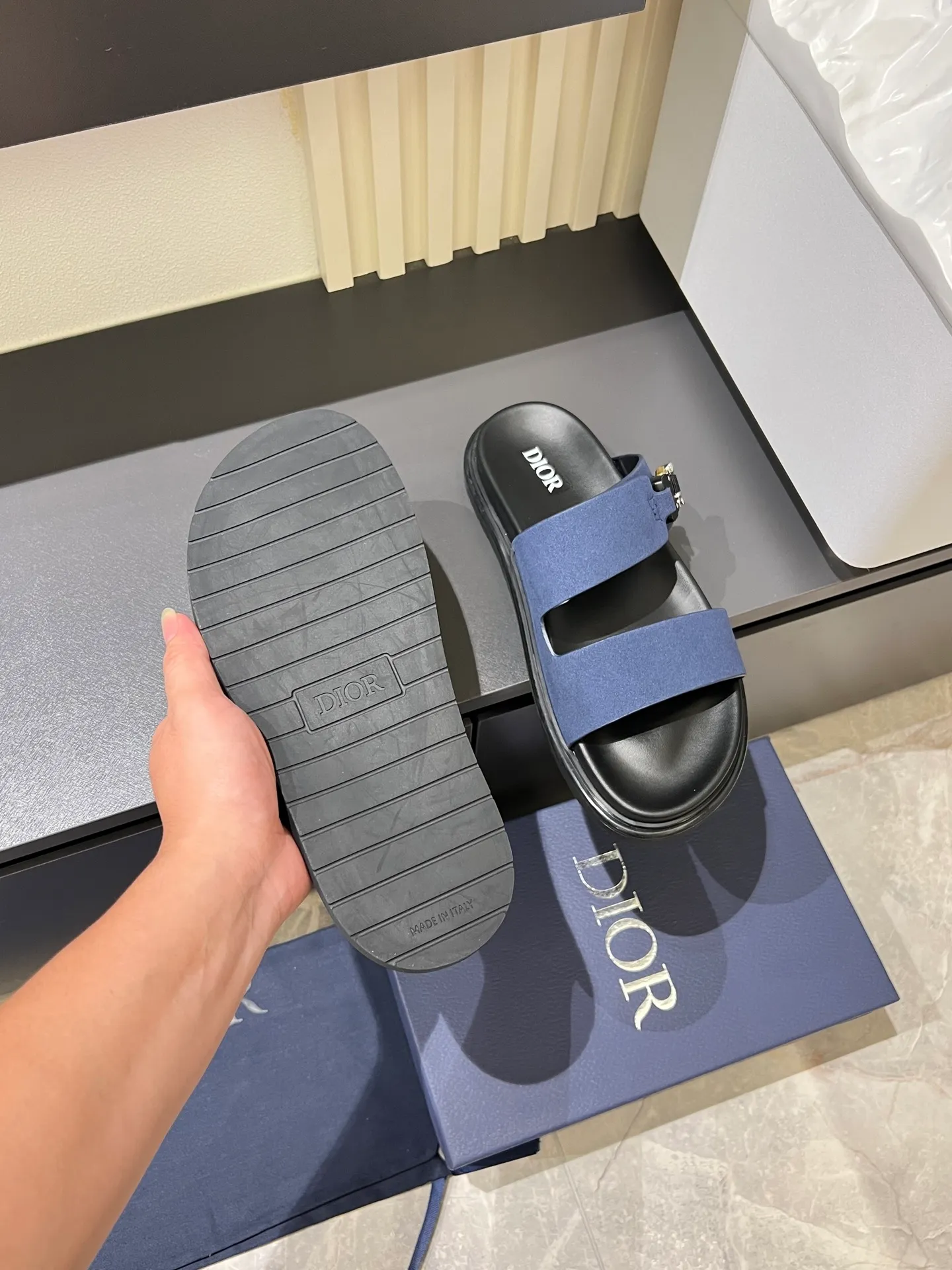 Men's Men's Shoes 💰p320 Dio* Men's Sandals Slippers. Showcasing Dior haute couture design. The Dior gray suede strap is accented with an aluminum Dior buckle for added style. Paired with a comfortable tonal notch sole, they pair easily with shorts or jeans for a sophisticated look. Main body: suede cow leather, technical fabric lining: cow leather, with adjustable straps, aluminum Dior buckle, Dior gray EVA insole, tonal notched rubber outsole splicing structure, size: 38-44 (customized at 45.46)